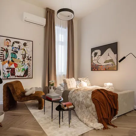 Luxury Art Deco Near Hungarian Parliament Budapest